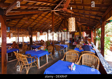 Touristen in einem Restaurant Oasis Restaurant, Anjuna, Nord-Goa, Goa, Indien Stockfoto