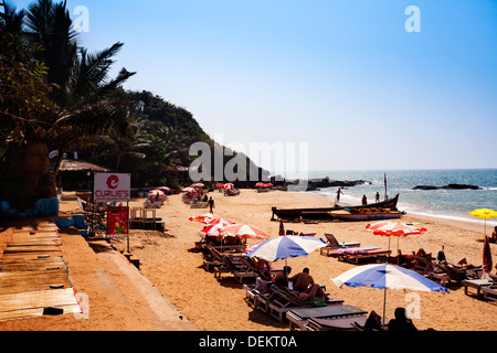 Touristen am Strand, Curlies Bar und Restaurant, Anjuna, Nord-Goa, Goa, Indien Stockfoto