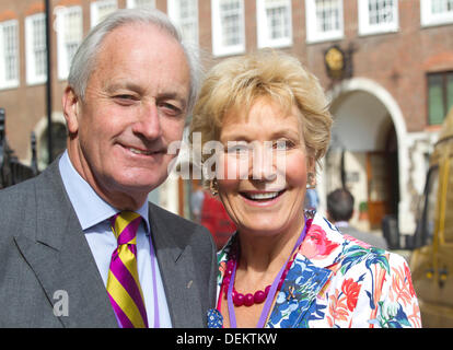 Die Library Bar, Zimt Club, Westminster, London, UK. 20. September 2013. Bild zeigt Christine und Neil Hamilton bei der Ukip-Launch-Kampagne für mehr Frauen in die Politik am Tag bekommen, die Herr Farage heute gezwungen war, sich gegen Ansprüche verteidigen, die er als "rassistisch" und "faschistischen" einschließlich Llegations, die einen jungen Herrn Farage durch ein ruhiges Dorf in Sussex sehr spät in der Nacht rief Hitler Jugend Lieder marschiert hatte betrachtet wurde. Bildnachweis: Jeff Gilbert/Alamy Live-Nachrichten Stockfoto