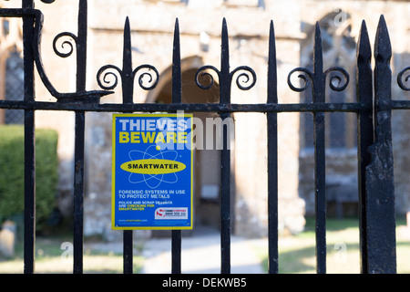 Ein Schild warnt potentielle Diebe. Jungfrau Maria Kirche, 15. Jahrhundert im Dorf Donyatt in Somerset. Stockfoto