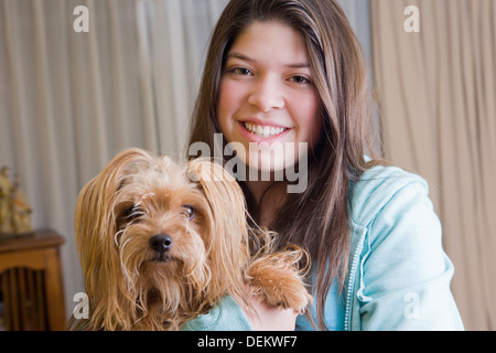 Hispanischen Mädchen halten Hund Stockfoto