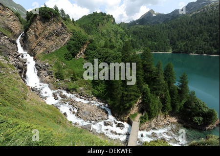 Fluss, See Ritomsee auf die Schweizer Alpen Stockfoto