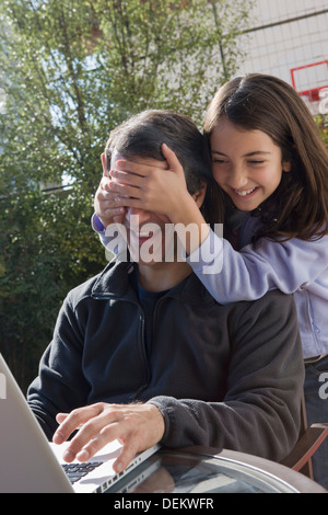 Hispanischen Mädchen des Vaters Augen bedecken Stockfoto