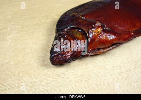 Frisch geräucherten Fisch Brassen in den Holztisch Stockfoto