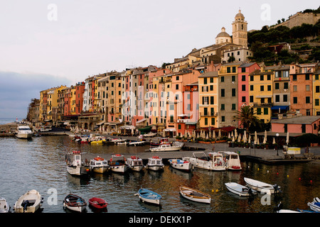 Mehrfamilienhäuser an Küste, Cinque Terre, Ligurien, Italien Stockfoto