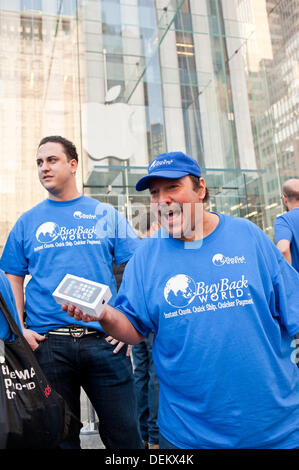 New York, USA. 20. September 2013. 20. Sept. 2013 Kunden zeigen ihre neuen iPhone nach dem Start heute Morgen an der New York Apple Gutschrift: Kenny Ferguson/Alamy Live News Stockfoto
