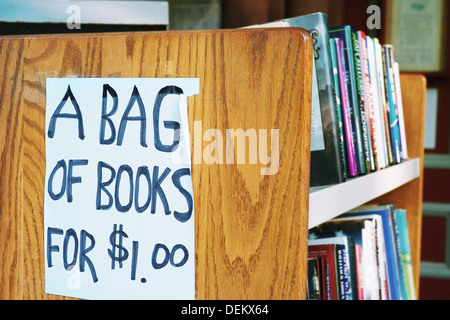 Eine Tasche von Büchern für $1.00 Bibliothek anmelden Stockfoto