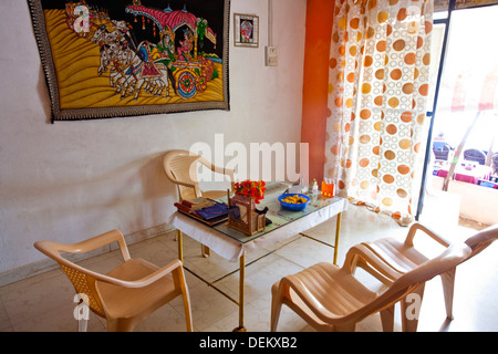 Tisch und Stühle in einem Spa, Arti fabelhafte Körperpflege, Arambol, Nord-Goa, Goa, Indien Stockfoto