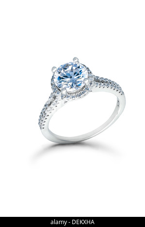 Silberne Hochzeit oder Verlobungsring mit Blue Diamonds isoliert auf weißem Hintergrund Stockfoto