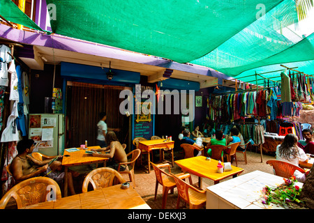 Touristen in einem Restaurant, Shimon, Nord-Goa, Arambol, Goa, Indien Stockfoto