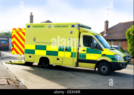 Sussex Emergency Ambulance Service Sanitäter Einheit West Sussex mit Zugang bereit für einen Patienten zu ein- / ausschalten Stockfoto