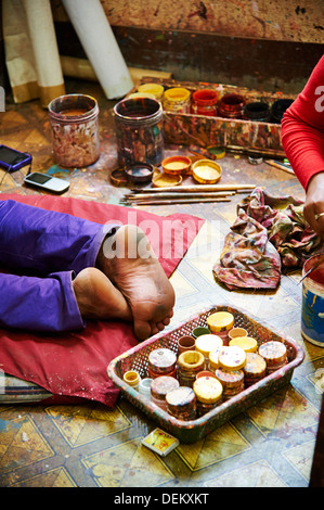 Detail der Einheimischen hautnah, während sie Mandalas in einer traditionellen Schule, Kathmandu malen Stockfoto