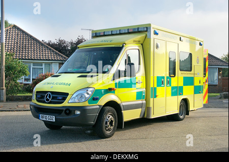 Sussex Emergency Ambulance Service Sanitäter Einheit West Sussex mit Zugang bereit für einen Patienten zu ein- / ausschalten Stockfoto