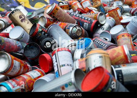 Nahaufnahme von Haufen von Sprühfarbe Dosen Stockfoto