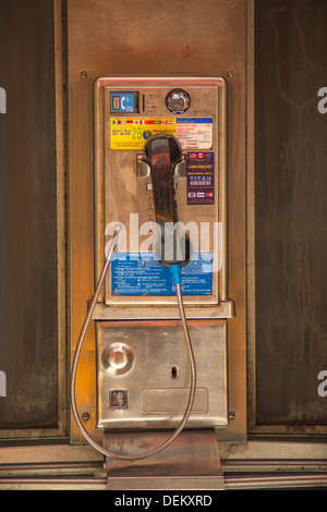 MÜNZTELEFON TELEFONZELLE EIGHTH AVENUE IN MANHATTAN NEW YORK CITY USA Stockfoto