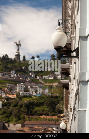 Laterne mit Blick auf Dorfstraße, Quito, Ecuador Stockfoto