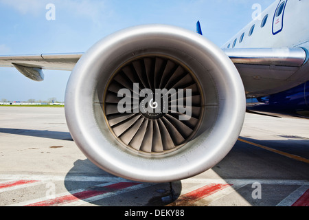 Nahaufnahme von Flugzeug-Jet-Engine auf der Piste Stockfoto