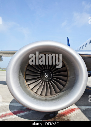 Nahaufnahme von Flugzeug-Jet-Engine auf der Piste Stockfoto