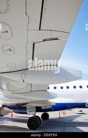 Nahaufnahme von Flugzeugflügel auf der Piste Stockfoto