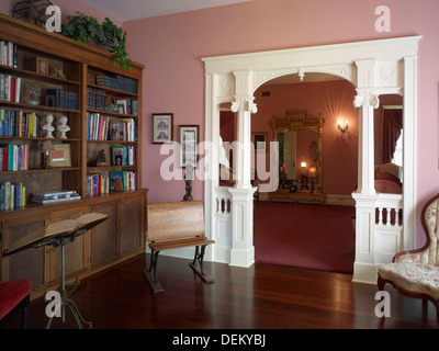 Reich verzierte Torbogen in der Bibliothek der Villa Hulbert, Aberdeen, Washington, Vereinigte Staaten von Amerika Stockfoto