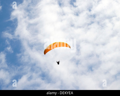 Paragliding am Himmel. Stockfoto