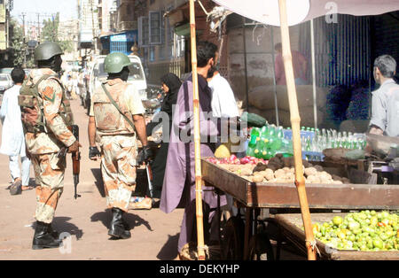 Offizielle Ranger Absperren Naya Abad Gebiet während der Suchaktion gegen Kriminelle, in Lyari Stadt Karachi auf Freitag, 20. September 2013. Rangers festgenommen mehrere verdächtige Personen und wiederhergestellten Waffe daraus. Stockfoto