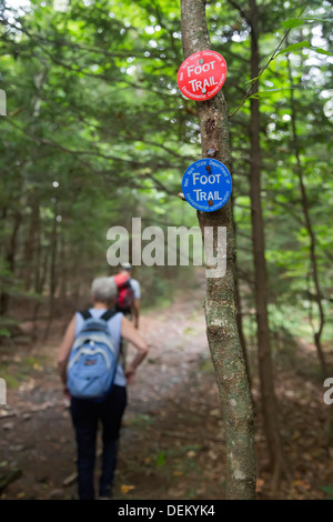 Woodstock, New York - Trail Marker auf einem Wanderweg in den Catskill Mountains. Stockfoto