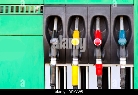 Vier Gas Pumpe Düsen auf der Tankstelle Stockfoto