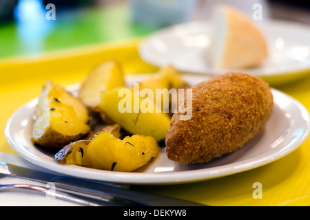 Ein Huhn Kiew Nahaufnahme mit Chips oder Pommes Frites. Stockfoto