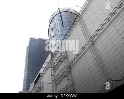Angehende Blick auf neue moderne Gebäude Wolkenkratzer des Business Centers Stockfoto