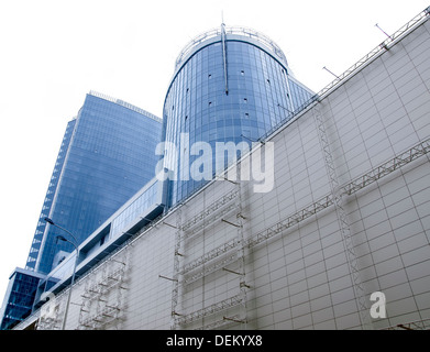 Angehende Blick auf neue moderne Gebäude Wolkenkratzer des Business Centers Stockfoto