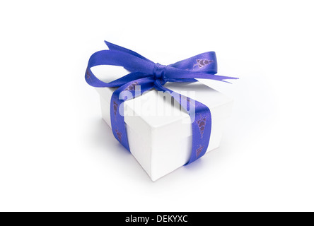 Verpackte Weihnachtsgeschenk mit einem bunten blaues Band und Bogen auf einem weißen Hintergrund. Stockfoto