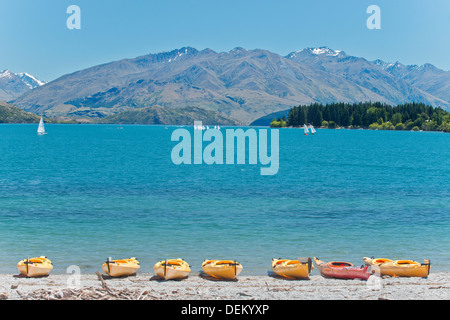 Kajaks angedockt am Strand, Lake Wanaka, Otago, Neuseeland Stockfoto