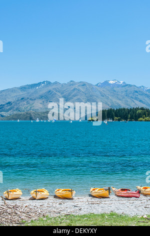 Kajaks angedockt am Strand, Lake Wanaka, Otago, Neuseeland Stockfoto