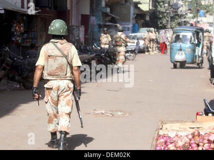 Offizielle Ranger Absperren Naya Abad Gebiet während der Suchaktion gegen Kriminelle, in Lyari Stadt Karachi auf Freitag, 20. September 2013. Rangers festgenommen mehrere verdächtige Personen und wiederhergestellten Waffe daraus. Stockfoto