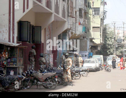 Offizielle Ranger Absperren Naya Abad Gebiet während der Suchaktion gegen Kriminelle, in Lyari Stadt Karachi auf Freitag, 20. September 2013. Rangers festgenommen mehrere verdächtige Personen und wiederhergestellten Waffe daraus. Stockfoto