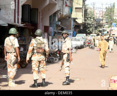 Offizielle Ranger Absperren Naya Abad Gebiet während der Suchaktion gegen Kriminelle, in Lyari Stadt Karachi auf Freitag, 20. September 2013. Rangers festgenommen mehrere verdächtige Personen und wiederhergestellten Waffe daraus. Stockfoto