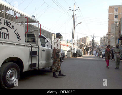 Offizielle Ranger Absperren Naya Abad Gebiet während der Suchaktion gegen Kriminelle, in Lyari Stadt Karachi auf Freitag, 20. September 2013. Rangers festgenommen mehrere verdächtige Personen und wiederhergestellten Waffe daraus. Stockfoto