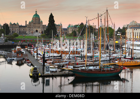 Klassische Holzboote im Inneren Hafen Marina und Legislative Gebäude in der Dämmerung-Victoria, British Columbia, Kanada. Stockfoto