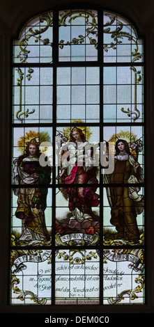 Kirchenfenster von St. Agnes Kirche in Brixen Im Thale im österreichischen Tirol. Stockfoto