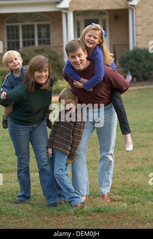 Familie zusammen spielen auf Rasen Stockfoto