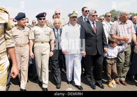 20. September 2013 - besucht Kairo, Kairo, Ägypten - ägyptische Minister der Verteidigung Abdel Fattah El-Sisi die Beerdigung von Polizei General Nabil Farag in Kairo Nasr City Bezirk 20. September 2013. Ägyptische Sicherheitskräfte wurden für die Anhänger des gestürzten Präsidenten Mohamed Mursi der Muslim-Bruderschaft am Freitag nach der Rückeroberung Kontrolle über eine Stadt nahe Kairo in ein hartes Vorgehen gegen Islamisten jagen. Am Donnerstag stürmte Armee und Polizei Kerdasa wo islamistische Sympathien sind tief und Feindseligkeit gegenüber den Behörden ist gewachsen, da die Armee gestürzt und Mursi am 3. Juli im Gefängnis. Farag wurde während do getötet. Stockfoto