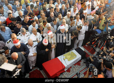 20. September 2013 - Kairo, betet Kairo, Ägypten - Großsheikh von Al-Azhar Ahmed El-Tayeb (C) neben Polizei General Nabil Farag Sohn (Vorderreihe, Kopf gebeugt) während Farags militärische Trauerfeier in Al Rashdan Moschee in Kairo Nasr City Bezirk 20. September 2013. Ägyptische Sicherheitskräfte wurden für die Anhänger des gestürzten Präsidenten Mohamed Mursi der Muslim-Bruderschaft am Freitag nach der Rückeroberung Kontrolle über eine Stadt nahe Kairo in ein hartes Vorgehen gegen Islamisten jagen. Am Donnerstag stürmte Armee und Polizei Kerdasa wo islamistische Sympathien sind tief und Feindseligkeit gegenüber den Behörden gewachsen seit th Stockfoto