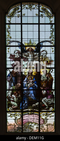 Glasmalerei-Fenster Darstellung der Jungfrau Maria und Jesuskind, Mutter und Kind in der Kirche in Brixen Im Thale in Tirol. Stockfoto