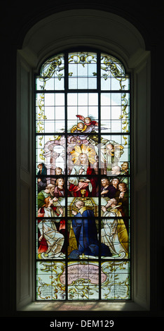 Glasmalerei-Fenster zeigt das letzte Abendmahl mit Christus und die jünger. Stockfoto