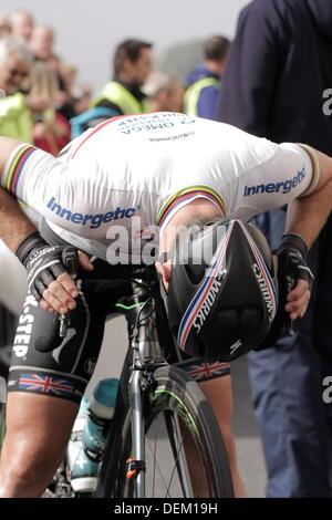 Sidmouth, Haytor, Devon, UK. 20. September 2013. Mark Cavendish prüft sein Fahrrad vor dem Start. Freitag, 20. September 2013 Tour of Britain Stage 6 Sidmouth, Haytor Dartmoor Devon UK Credit: Anthony Collins/Alamy Live-Nachrichten Stockfoto