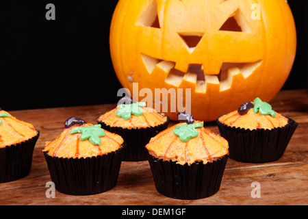 Orange Kürbis Muffins auf Holztisch. Stockfoto