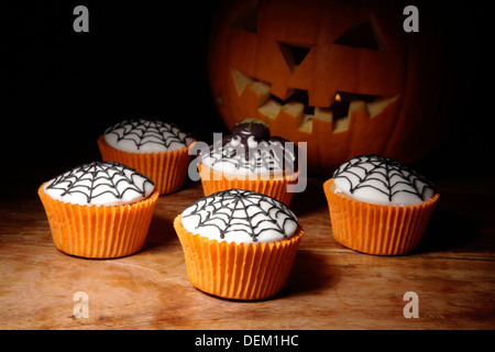 Halloween Cupcakes mit im Hintergrund geschnitzte Kürbis. Stockfoto
