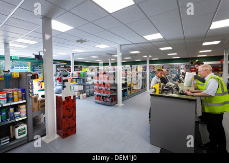 Kunden an Verkaufstheke in Travis Perkins Baufachhandel-shop Stockfoto