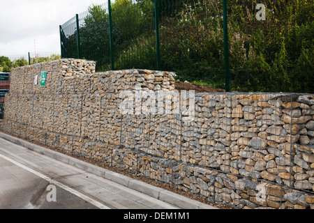 Erde-Stützmauer Gabione Mesh eingesperrt Steinen Stockfoto